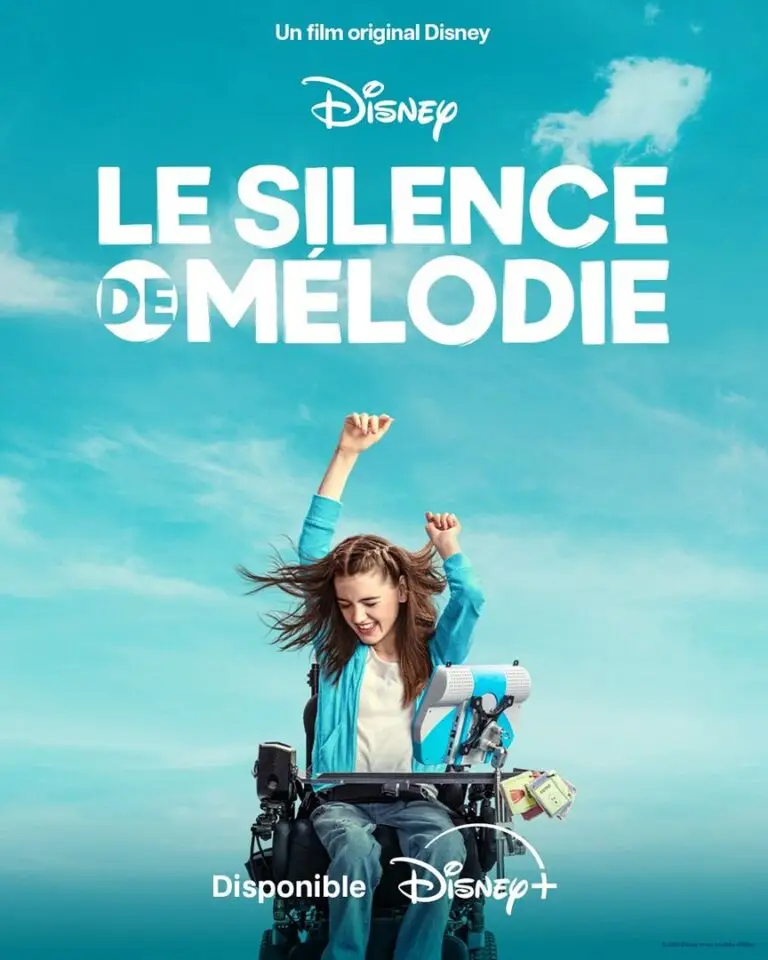 Affiche du film Le Silence de Mélodie, un film original Disney disponible sur Disney+. L'image montre une jeune fille souriante en fauteuil roulant, bras levés dans une pose de joie et de célébration. Elle porte un gilet bleu vif sur un t-shirt blanc, ses cheveux flottant légèrement au vent. Le fauteuil roulant est équipé d'un dispositif de communication et d'autres accessoires technologiques. L'arrière-plan est un ciel bleu lumineux parsemé de quelques nuages blancs. Le titre du film, écrit en grandes lettres blanches au centre, contraste avec le ciel : Le Silence de Mélodie. Le logo Disney est visible au-dessus du titre, accompagné de la mention Disponible sur Disney+ en bas de l'image.