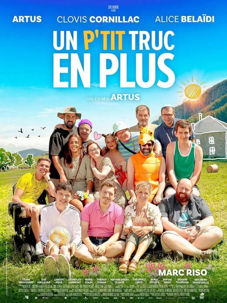 Affiche du film Un P'tit Truc en Plus, réalisé par Artus. L'image met en avant un groupe de personnages joyeux posant ensemble dans un champ verdoyant sous un ciel bleu éclatant. Au centre, les acteurs principaux sont souriants, entourés d'éléments colorés et lumineux, tels qu'un dessin de soleil jaune à droite. Le titre du film est écrit en grandes lettres blanches et jaunes au centre : Un P'tit Truc en Plus. En haut de l'affiche, les noms des acteurs principaux : Artus, Clovis Cornillac et Alice Belaïdi. En bas, les crédits incluent le réalisateur et les acteurs secondaires. L'arrière-plan montre des montagnes, des arbres, et une maison blanche dans un paysage idyllique.